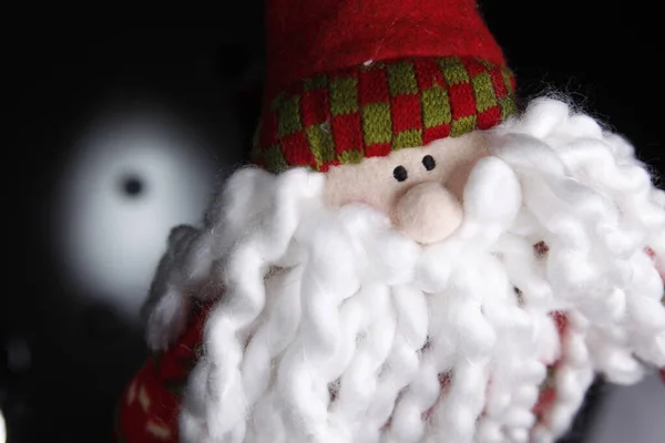 サンタクロースおもちゃの顔の詳細とともにグレーの背景 — ストック写真