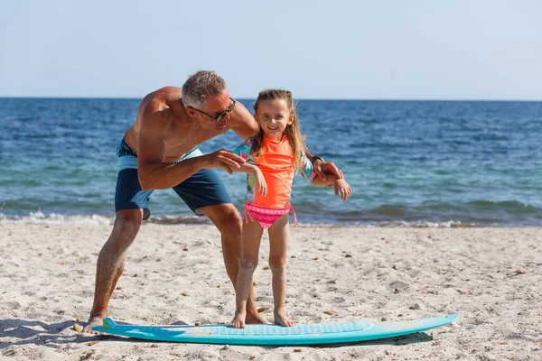 Pai Com Óculos Sol Maiô Ensina Básico Surf Para Sua — Fotografia de Stock