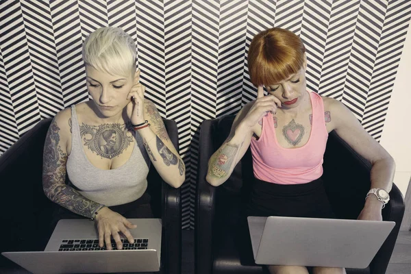 Zwei Junge Tätowierte Mädchen Arbeiten Den Laptops — Stockfoto