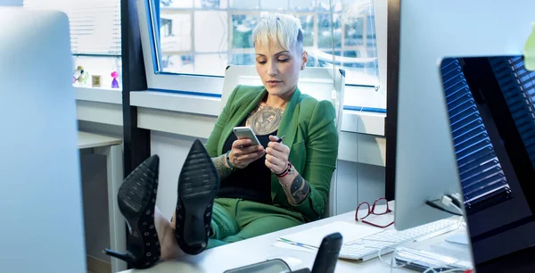 Tätowiertes Mädchen Arbeitet Ihrem Büro Mit Den Füßen Über Dem — Stockfoto