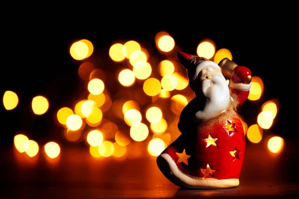 背景にライト付きのクリスマス人形 — ストック写真
