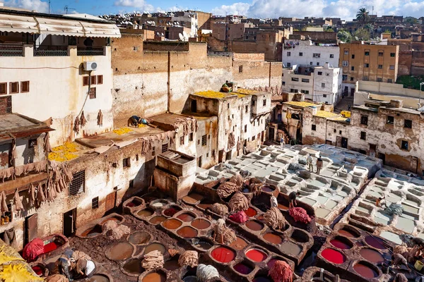 Παραδοσιακό Βυρσοδεψείο Στην Καρδιά Της Medina Του Φεζ Μαρόκου Πηγάδια — Φωτογραφία Αρχείου
