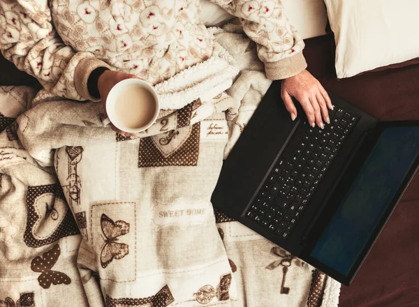 Eller Bilgisayarda Çalışırken Yatakta Bir Fincan Kahveyle Kahvaltı Ederken — Stok fotoğraf