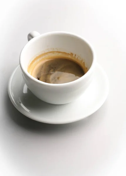 Una Toma Vertical Una Taza Con Café Sobre Fondo Blanco — Foto de Stock