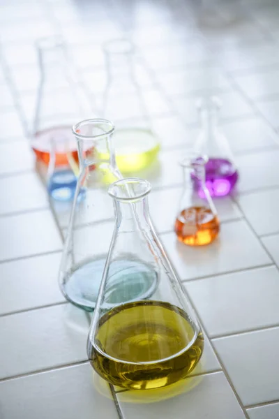 Çeşitli Asit Kimyasallarla Test Tüpleri — Stok fotoğraf