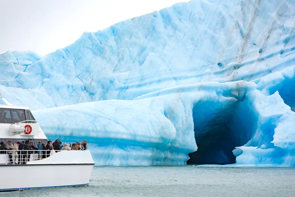 Výlet Lodí Pro Skupinu Turistů Obdivovat Ledovec Patagonii — Stock fotografie