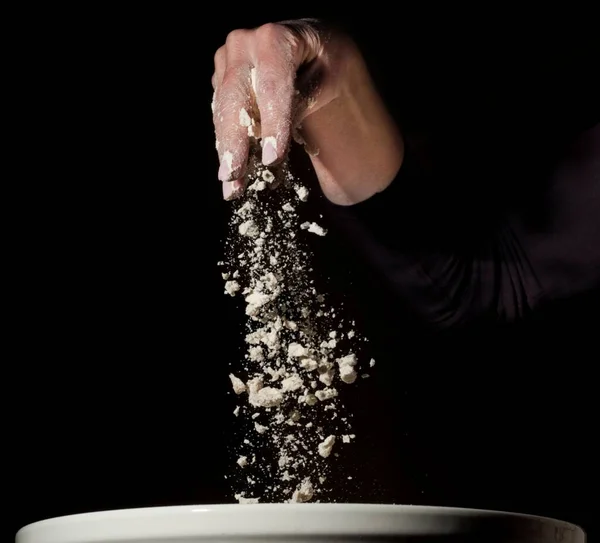 Die Hände Des Kochs Einem Schwarzen Teller Mit Einem Löffel — Stockfoto
