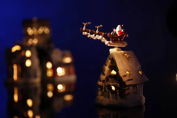 Detail Van Slee Met Kerstman Speelgoed Zwarte Achtergrond Met Verlichting — Stockfoto