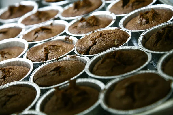 Hausgemachte Schokoladen Cupcakes Auf Einem Holzständer — Stockfoto