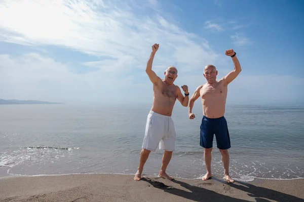 Starsi Mężczyźni Morzu Bawić Się Strój Kąpielowy Pobliżu Brzegu — Zdjęcie stockowe
