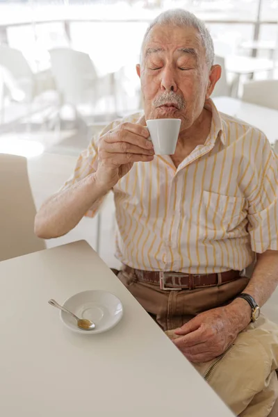 Starší Muž Pije Čaj — Stock fotografie