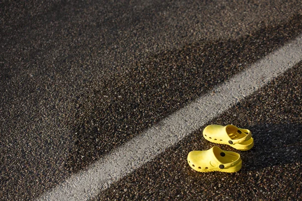 Желтая Обувь Дороге — стоковое фото