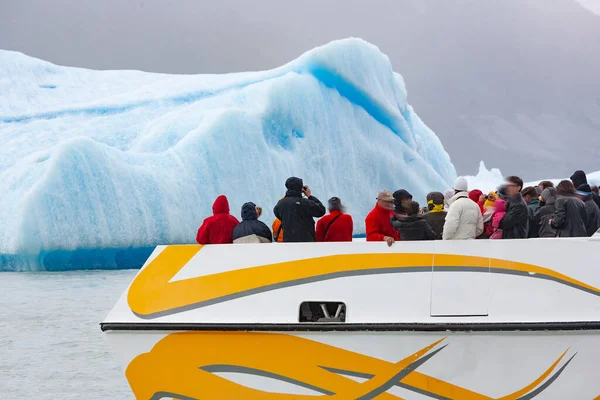 パタゴニアで氷山を鑑賞する観光客のグループのためのボートツアー — ストック写真