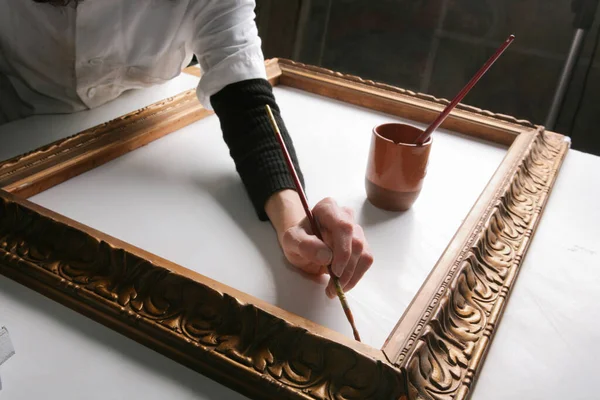 Artista Mulher Trabalhando Com Pincel Suas Mãos Arte Desenho — Fotografia de Stock