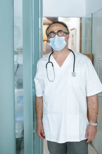 Médico Cinquenta Anos Com Casaco Branco — Fotografia de Stock