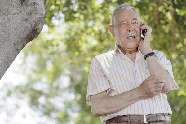 Senior Samec Mobilním Telefonem — Stock fotografie