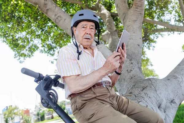 Älterer Mann Nutzt Tablet Computer Freien — Stockfoto
