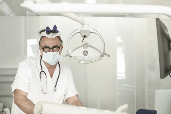 Ятдесятирічний Лікар Білій Шубці — стокове фото