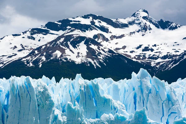 アルゼンチンのパタゴニア氷河の間の氷山 — ストック写真