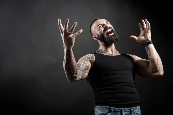 Портрет Вродливого Сердитого Бородатого Чоловіка Татуюваннями Темному Фоні — стокове фото