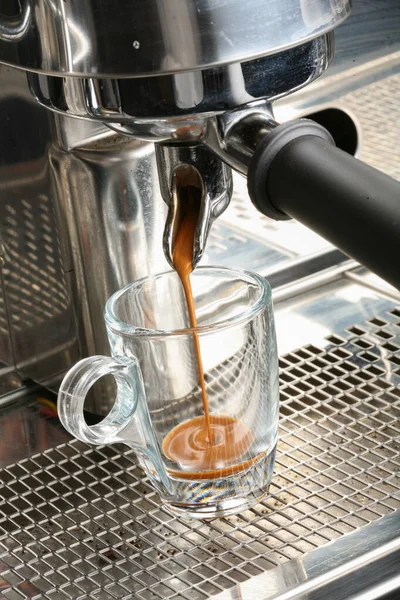 Kaffemaskin Häller Kaffekoppen — Stockfoto