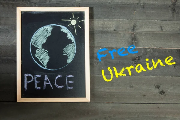 在带有乌克兰色彩的黑板上描绘一个和平的世界 — 图库照片