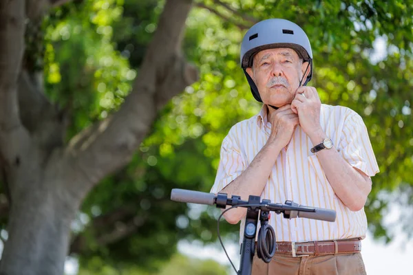Senior Mit Helm Fährt Fahrrad — Stockfoto