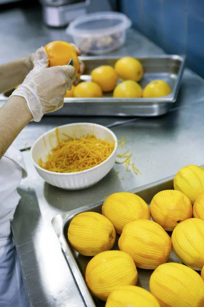 Close Mulheres Mãos Cortando Limão Cozinha — Fotografia de Stock