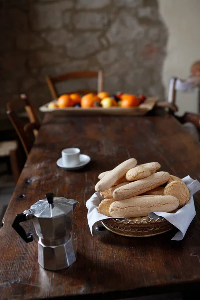 Стол Кофейником Типичные Печенье — стоковое фото