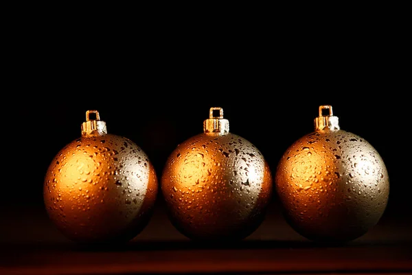 Weihnachten Gelbe Kugeln Auf Schwarzem Hintergrund — Stockfoto