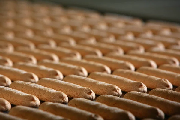 サヴォイアルディクッキーの製造 — ストック写真