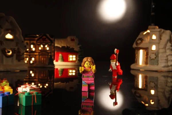 Ironische Lego Santa Claus Jaagt Een Bange Vrouw Met Een — Stockfoto