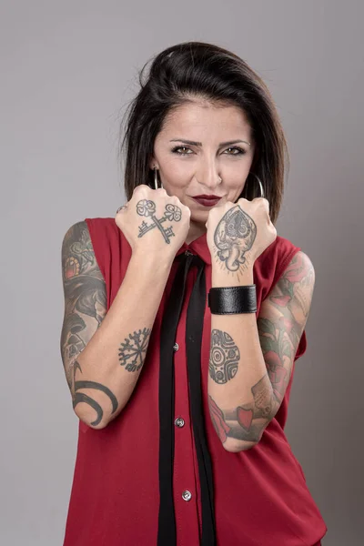 Portret Pięknej Młodej Kobiety Tatuażami Szarym Tle — Zdjęcie stockowe