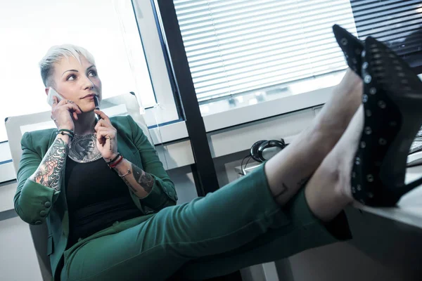 Tätowierte Blonde Managerin Grüner Jacke Büro Spricht Auf Ihrem Handy — Stockfoto