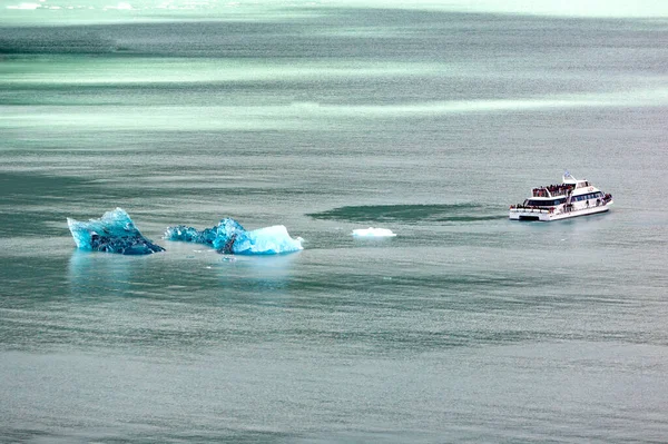小船在冰川附近的海面上航行 — 图库照片