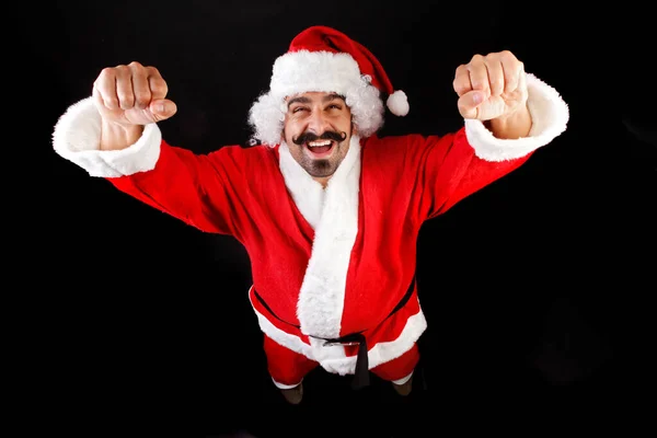 Santa Claus Met Stuur Snor Gooit Vuisten Naar Hemel Geïsoleerd — Stockfoto