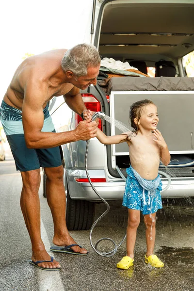 Apa Kislányával Egy Furgon Mellett Zuhanyozik Nyári Szünetben — Stock Fotó