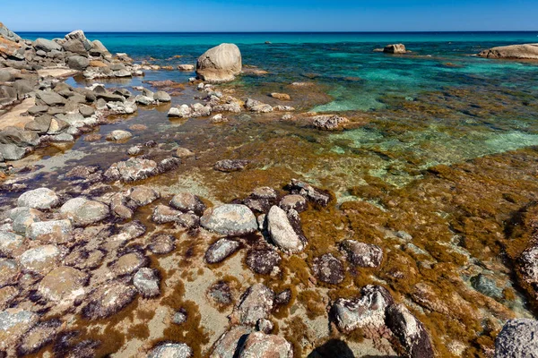 Kayalık Sahili Olan Güzel Deniz Manzarası — Stok fotoğraf