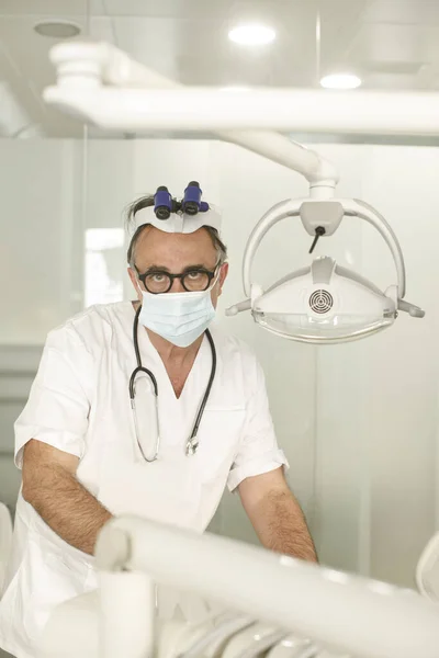 Dentista Con Equipo Está Listo Para Operar Silla Trabajo —  Fotos de Stock