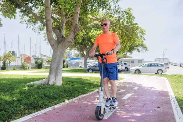 Hombre Feliz Montando Patinete Scooter Día Verano Concepto Estilo Vida —  Fotos de Stock