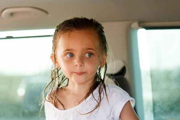 Kicsi Szőke Lány Zöld Szemekkel Néz Kíváncsi Belül Egy Autó — Stock Fotó