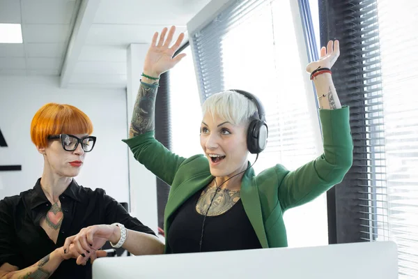 Tätowiertes Mädchen Hört Büro Musik — Stockfoto