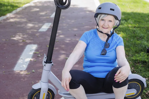 Volwassen Vrouw Senior Vrouw Met Haar Scooter Een Stad Park — Stockfoto