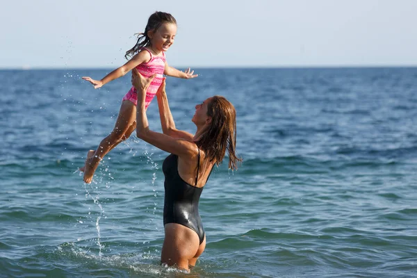 妈妈和女儿穿着泳衣在海里游泳 玩得很开心 — 图库照片