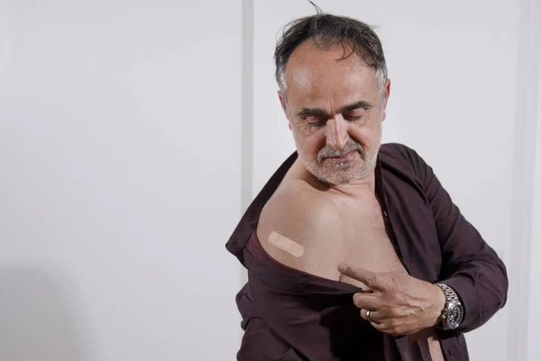 Porträt Eines Mannes Mit Gips Auf Der Schulter — Stockfoto