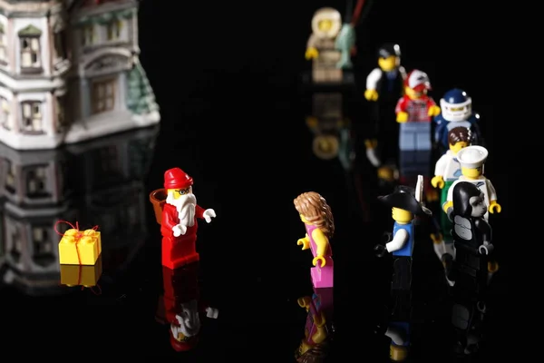 Cagliari Olaszország Január 2011 Lego Figurák Nyaralás Jelmezek Fekete Háttér — Stock Fotó