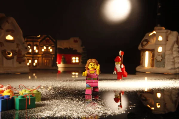 Ronik Bir Şekilde Lego Noel Baba Korkmuş Bir Kadını Baltayla — Stok fotoğraf