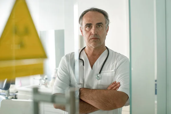 Elli Yaşında Beyaz Önlüklü Kolları Katlanmış Bir Doktor Hastane Odasından — Stok fotoğraf
