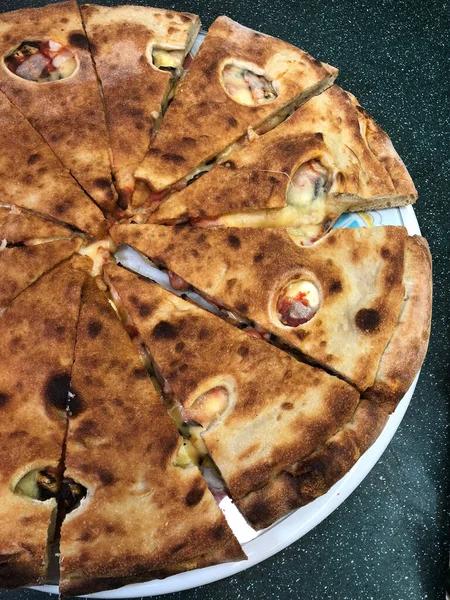 Pizza Sur Une Assiette Noire Avec Couteau Sauce Tomate Sur — Photo