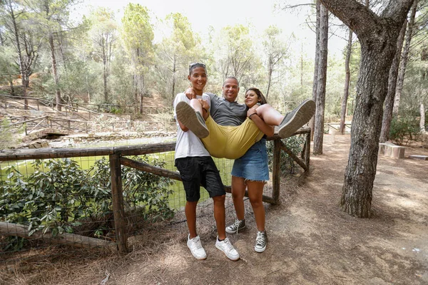 Hermosa Multiétnica Italiana Familia Brasileña Reúne Cerca Entorno Natural Bosque — Foto de Stock